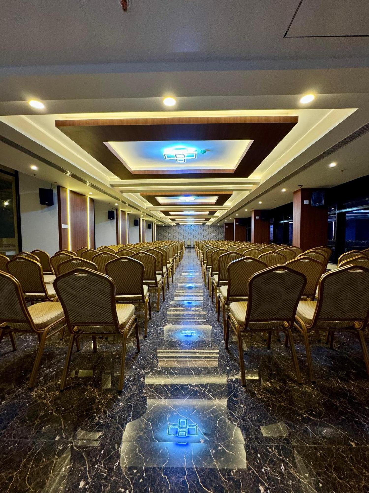 Le Royale Palace Karaikal Buitenkant foto